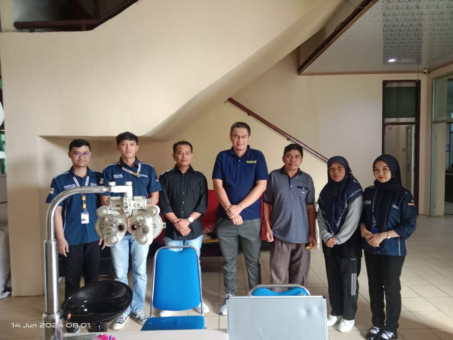 PEGAWAI DISDUKCAPIL IKUTI PEMERIKSAAN MATA GRATIS BERSAMA OPTIK FASHION MUARA TEWEH